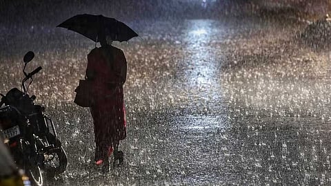 തിരുവനന്തപുരത്ത് കനത്ത കാറ്റും മഴയും; മൂന്ന് മണിക്കൂർ റെഡ് അലേർട്ട്