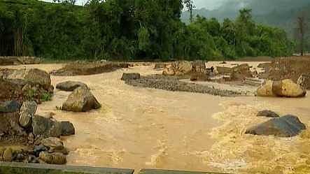 കൂറ്റൻ പാറക്കല്ലുകൾ, കനത്ത മഴയിൽ കലിതുള്ളിയ ഒഴുക്ക്; ചൂരൽമല ദുരന്തത്തെ ഓർമിപ്പിച്ച് പുന്നപ്പുഴ