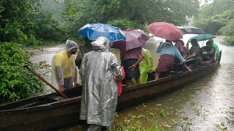 കോതമംഗലം - കുട്ടമ്പുഴ പഞ്ചായത്തിലെ മണികണ്ഠൻചാൽ ചപ്പാത്തില് നിന്ന് ആളുകളെ മാറ്റുന്നു