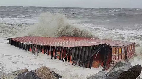 ആലപ്പുഴ തറയിൽ കടവ് തീരത്തടിഞ്ഞ കണ്ടെയ്നറിൽ പഞ്ഞി തന്നെയെന്ന് കസ്റ്റംസ്; ചരക്ക് നീക്കാത്തതിൽ പ്രതിഷേധം