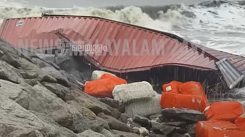 ശക്തമായ തിരമാല; ശക്തികുളങ്ങരയിൽ അടിഞ്ഞ കണ്ടെയ്നറുകൾ നീക്കം ചെയ്യുന്നതിൽ പ്രതിസന്ധി
