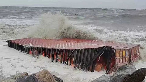 കൂടുതല് കണ്ടെയ്നറുകള് തീരത്തടിയാന് സാധ്യത; ജില്ലകള്ക്ക് മാര്നിര്ദേശം