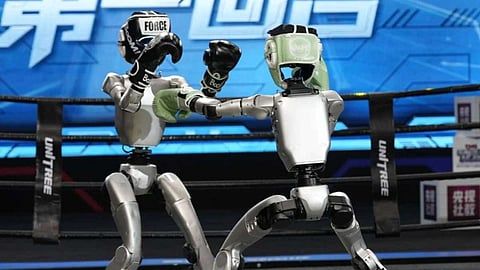 ഗോദയിൽ പൊരിഞ്ഞ പോരാട്ടം! ലോകത്തിലെ ആദ്യ ഹ്യൂമനോയിഡ് റോബോട്ട് ഫൈറ്റിങ്ങ് ടൂർണമെൻ്റിലെ ദൃശ്യങ്ങൾ വൈറൽ