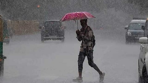 സംസ്ഥാനത്ത് മൂന്ന് ജില്ലകളില് റെഡ് അലേർട്ട്; മെയ് 30 വരെ ശക്തമായ മഴ