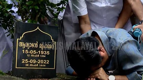 VIDEO | ഉപ്പയുടെ ഖബറിൽ ഉള്ളുലഞ്ഞ്; പ്രചാരണത്തിന് മുന്നോടിയായി ആര്യാടൻ മുഹമ്മദിൻ്റെ ഖബറിടത്തിൽ വികാരാധീനനായി ഷൗക്കത്ത്