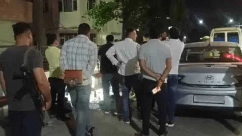 കാറിനുള്ളില് ആറ് പേരുടെ മൃതദേഹം; അഞ്ചു മിനുട്ടിനുള്ളില് താനും മരിക്കുമെന്ന് ഗൃഹനാഥന്