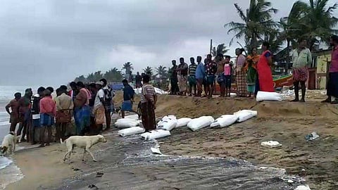 വര്ക്കലയിലും അഞ്ചുതെങ്ങിലും കൂടുതല് കണ്ടെയ്നറുകള്