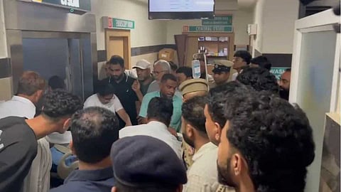 കര്ണാടകയില് വെട്ടേറ്റ് യുവാവിന് ദാരുണാന്ത്യം, സുഹൃത്ത് ഗുരുതരാവസ്ഥയില്; ഒരു മാസത്തിനിടെ രണ്ടാമത്തെ വടിവാള് ആക്രമണം