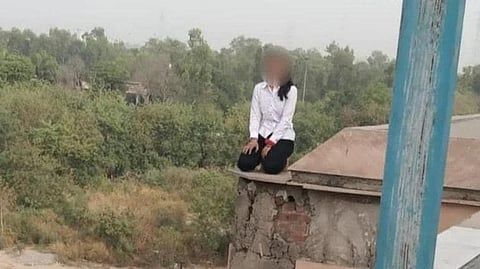 மெட்ரோ நிலைய மாடியிலிருந்து குதித்து இளம்பெண் தற்கொலை