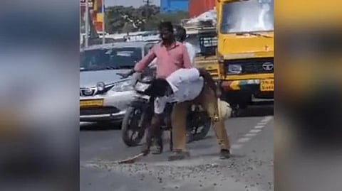 சாலையை சுத்தம் செய்யும் டிராஃபிக் போலீஸ்