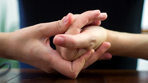 Knuckle cracking