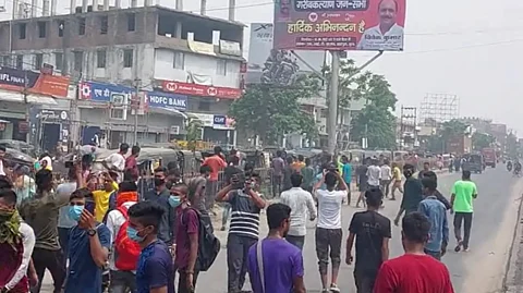 அக்னிபாத்: வட மாநிலங்கள் பற்றி எரிவது ஏன்? - முழுமையான தகவல்