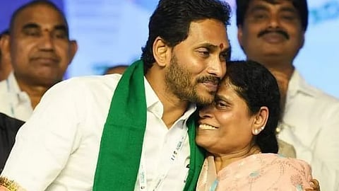 ஜெகன் மோகன் ரெட்டி மற்றும் அவரின் தாயார் விஜயம்மா