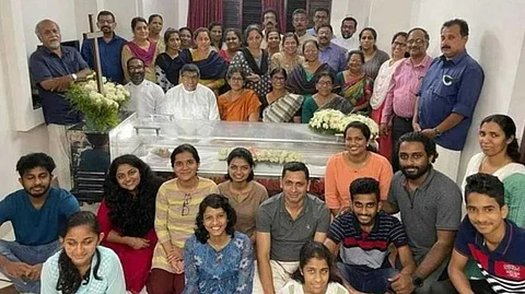 இறுதி சடங்கில் சிரித்தபடி புகைப்படம்