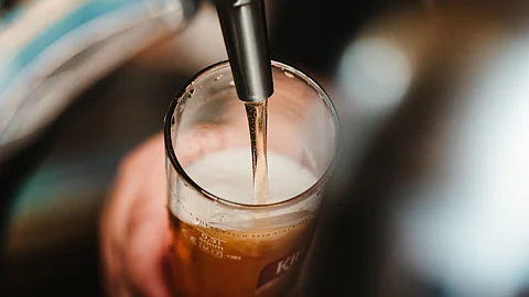 Work From Pub : வீட்டில் இல்லை, பாரில் இருந்த படி வேலை! - எப்படி செயல்படுகிறது இந்த முறை?