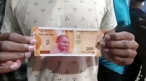 ATM -லிருந்து குழந்தைகள் விளையாடும் பணம் வந்ததால் பரபரப்பு - எங்கே?