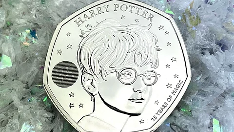 Harry Potter வெள்ளி விழாவைக் கொண்டாட நாணயம் வெளியிட்டு அசத்திய அரசு!