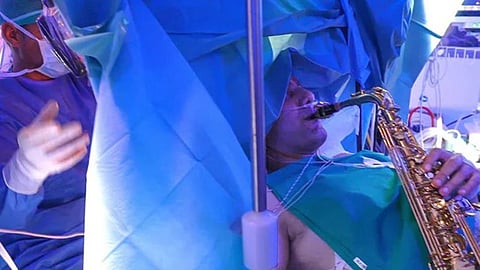 சாக்ஸபோனை வாசித்தபடியே அறுவை சிகிச்சை செய்து கொண்ட நபர்