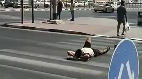 நடு ரோட்டில் யூடியூபர்