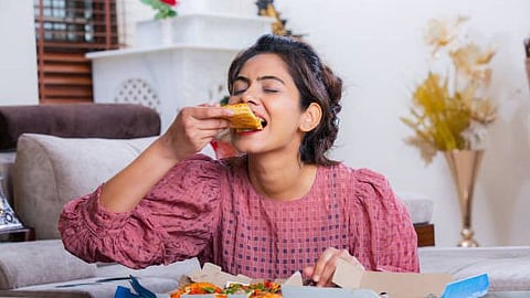 இவற்றை சாப்பிட்டால் மகிழ்ச்சியாக இருக்க முடியும் - அறிவியல் சொல்லும் 6 உணவுகள்!