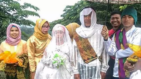 தன்னைவிட 60 வயது மூத்தவரை மணந்த பெண்