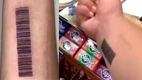 பார்கோடை கையில் பச்சை குத்திய இளைஞர்