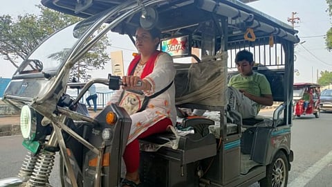 ரிக்ஷா ஓட்டும் இளம்பெண்