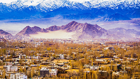 புத்தாண்டில் பாஸிடிவ் அனுபவங்கள்: ரூ.10,000 செலவில் சுற்றிபார்க்க 6 சுற்றுலா தலங்கள்!