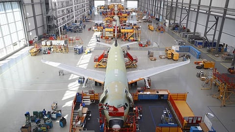 Airbus : சீனா, அமெரிக்காவிலிருந்து வரும் பாகங்கள் - விமானம் தயாரிக்கப்படுவது எப்படி?