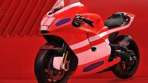 "பைக் இன்ஸ்ட்ரக்டர் தேவை" வைரலாகும் இளைஞரின் பத்திரிகை விளம்பரம்