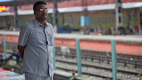 ஒரு நாளுக்கு 8 நிமிடம் தான் வேலை; 40 லட்சம் சம்பளம்; பணிமாற்றம் கோரும் IAS அதிகாரி - ஏன்?