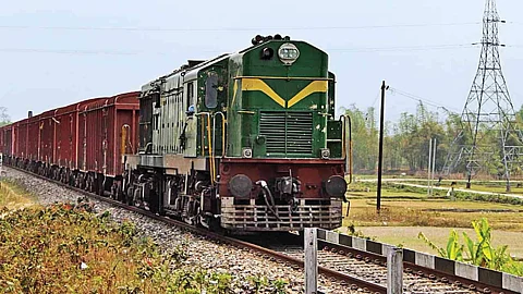 90 கன்டெய்னர்களுடன் புறப்பட்ட சரக்கு ரயில் காணாமல் போனதா?