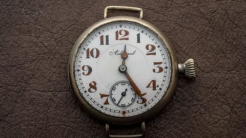 Rolex: உலகப்போருக்கும் வாட்சுக்கும் என்ன தொடர்பு? Wrist Watch உருவான கதை இது தான்!