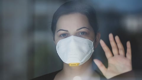 கோவிட் 19 : 10 வயது மகனுடன் தனிமைப்படுத்திக்கொண்ட பெண்- 3 ஆண்டுகளாக வீட்டை திறக்காதது ஏன்?