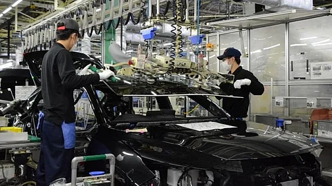 Toyota, Honda offer workers biggest pay hikes in decades
