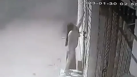 நடு இரவில் நிர்வாணமாக காலிங் பெல் அடிக்கும் பெண் - மர்மத்தை விலக்கிய காவலர்கள்