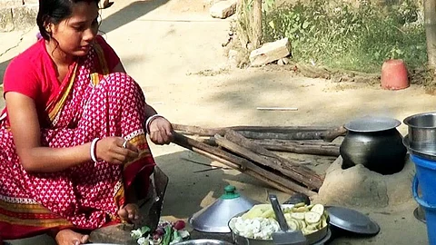 மாதவிடாய் நாட்களில் பெண்களை காட்டுக்கு அனுப்பும் கிராமம் - இந்த வழக்கம் எப்படி வந்தது?