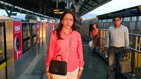 மெட்ரோவில் பயணித்த பாலிவுட் நடிகை ஹேமா மாலினி - சூழ்ந்த ரசிகர்கள் | viral video