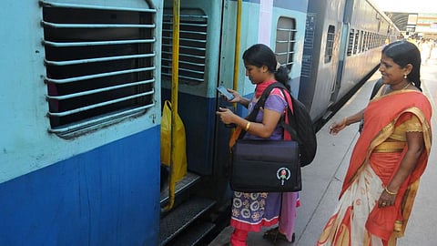 Indian Railways: ரயிலில் பயணிக்கும் முன் பயணிகள் தெரிந்து கொள்ள வேண்டிய 7 விதிகள்