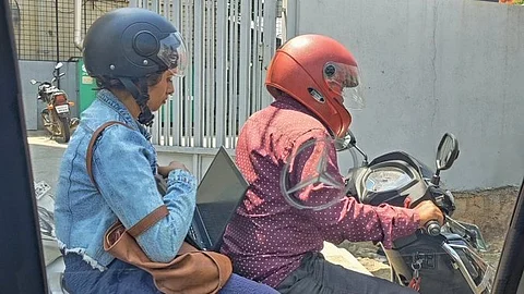 'யாரு சாமி நீ' பைக்கில் செல்லும் போதும் லேப்டாபில் வேலை செய்த Bengaluru பெண் - வைரல் பிக்!