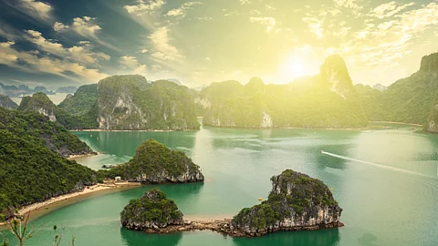 Vietnam: கடலுக்குள் மனித காலடி தடமேபடாத செங்குத்து மலைகள்! - உலகிலேயே அழகான இடம் இதுதானா?