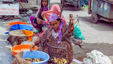 காஷ்மீரில் பிரபலமடைந்து வரும் ’துக்கர்தானி சந்தை’ - பின்னணி என்ன?