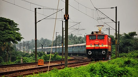 இந்திய ரயில்வேக்கு அதிக வருமானம் ஈட்டி தரும் 5 ரயில்கள் குறித்து தெரியுமா?