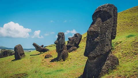 Moai: ஈஸ்டர் தீவிலிருக்கும் பிரம்மாண்ட சிலைகளுக்கும் ஏலியன்களுக்கும் என்ன தொடர்பு?