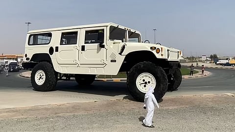 துபாய் ஷேக்கின் ராட்சத கார்! 46 அடி நீளமான Hummer H1 X3-ன் சிறப்புகள் என்ன?