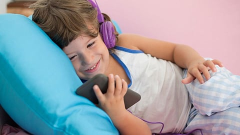 5 interesting activities to help your child get over smartphone addiction