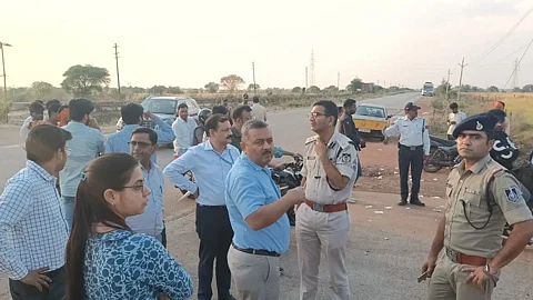 "நாங்கள் உயிருடன் இருக்கிறோம்" அரசாங்கத்துக்கு நிரூபிக்க போராடும் மக்கள் - என்ன நடந்தது?