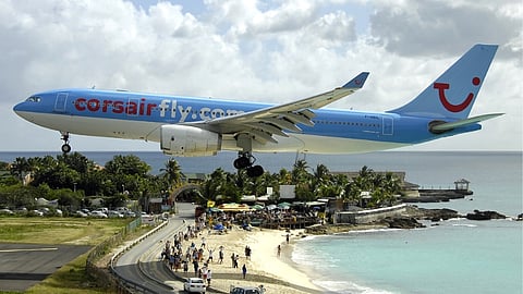 மேலே விமானம், கீழே கடற்கரை - இந்த அற்புத தலம் எங்கிருக்கிறது தெரியுமா?