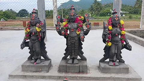 நாமக்கல்: இந்த கோவிலில் சன்னதிகளே இல்லை - ஒரே இடத்தில் இருக்கும் 14 தெய்வங்களின் சிலை!