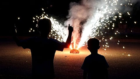பட்டாசு வெடிக்கும்போது தீக்காயம் ஏற்பட்டால் உடனடியாக என்ன செய்ய வேண்டும்?